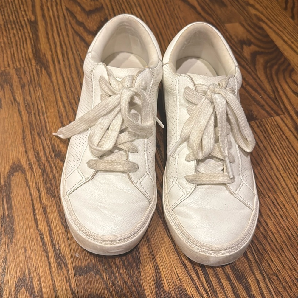 A new day white faux leather lace up low top tennis shoes. Size 7.
